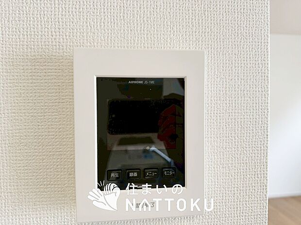 【TVモニター付インターホン】来訪者を画像と音声で確認できる、防犯性に優れた安心のシステム。
スッキリしたデザインで、誰でも簡単に操作できます。