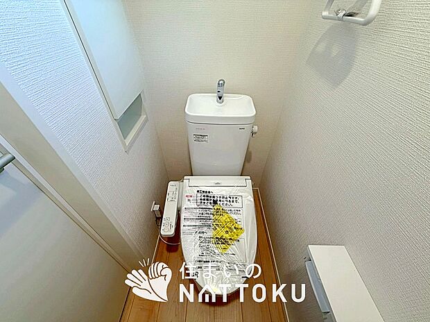 【トイレ】汚れてもサッとひと拭きでお手入れ簡単、エコ仕様の温水洗浄便座付きのトイレです。
バリアフリーにも配慮しています。