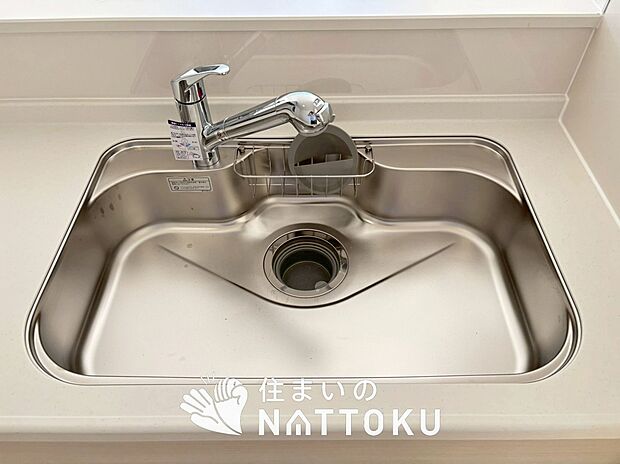 【浄水器内臓ハンドシャワー付シンク】広々とした凸型シンクに洗剤ポケットを標準装備。すっきり収納できます。
また、蛇口の先端に浄水器を内蔵しているため場所をとりません。