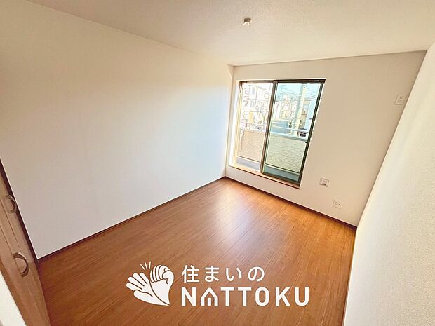 【現地写真(洋室)】木目の美しさを際立たせるシンプルデザインの建具を使用しています。