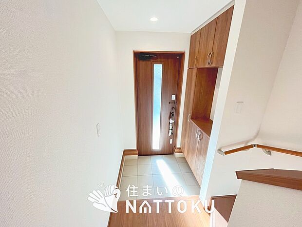 【現地写真(玄関)】玄関には、大型のシューズ収納を設置しています。