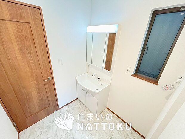 【洗面台・洗面所】鏡の両サイドは、必要なものを取出しやすく、大きな鏡面で朝の準備も快適。
使いやすいリフトアップ機能付きのシングルレバーシャワー水栓付です。