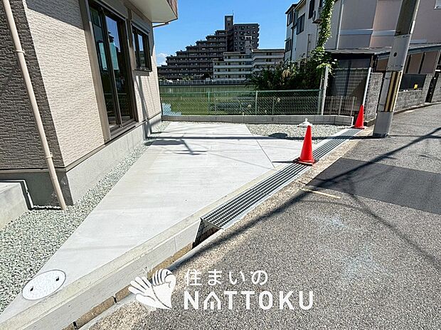 【現地写真(駐車場)】駐車スペースが広く、運転が苦手な方も安心です。