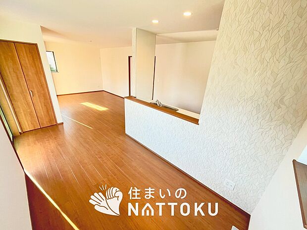 【現地写真(リビング)】フローリング材には、木目、色調など木材特有の風合いがあり、ナチュラルな美しさになっています。