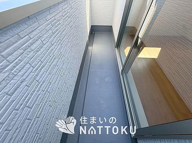 【バルコニー】奥行きが広く、洗濯物をゆったりと干せる十分な広さで、家族の洗濯も捗ります。