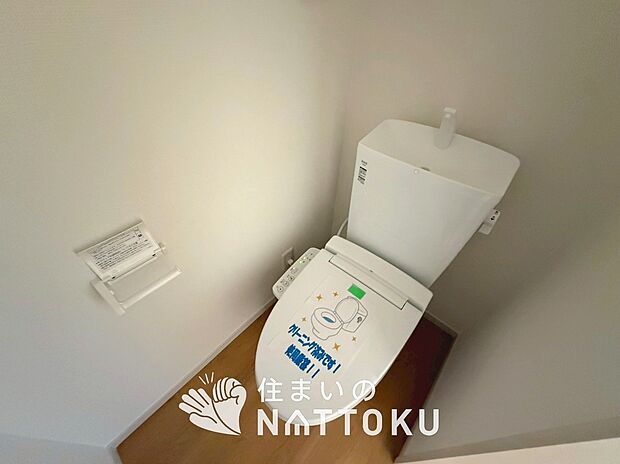 【トイレ】汚れてもサッとひと拭きでお手入れ簡単、エコ仕様の温水洗浄便座付きのトイレです。
バリアフリーにも配慮しています。