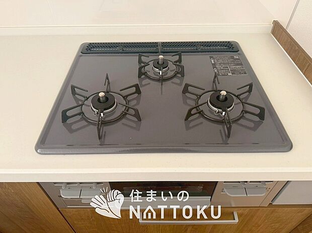 【ビルトインコンロ】フラットな構造で清掃性が高く、過熱防止センサー付3口タイプで日頃の家事も快適です。