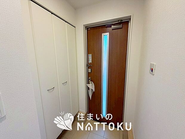 【現地写真(玄関)】玄関には、大型のシューズ収納を設置しています。