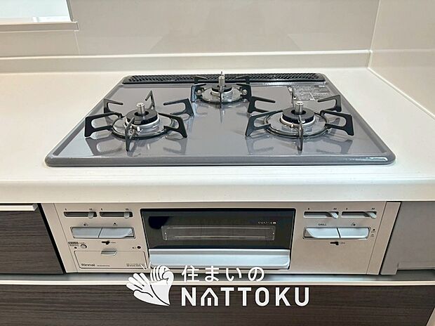 【ビルトインコンロ】フラットな構造で清掃性が高く、過熱防止センサー付3口タイプで日頃の家事も快適です。