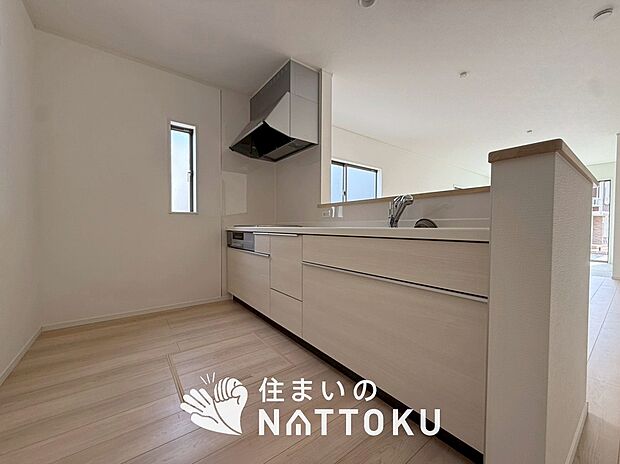 【現地写真(キッチン)】収納たっぷりのシステムキッチン、浄水器付水栓を標準装備しています。
