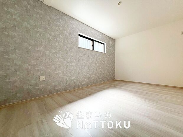 【現地写真(寝室)】木目の美しさを際立たせるシンプルデザインの建具を使用しています。