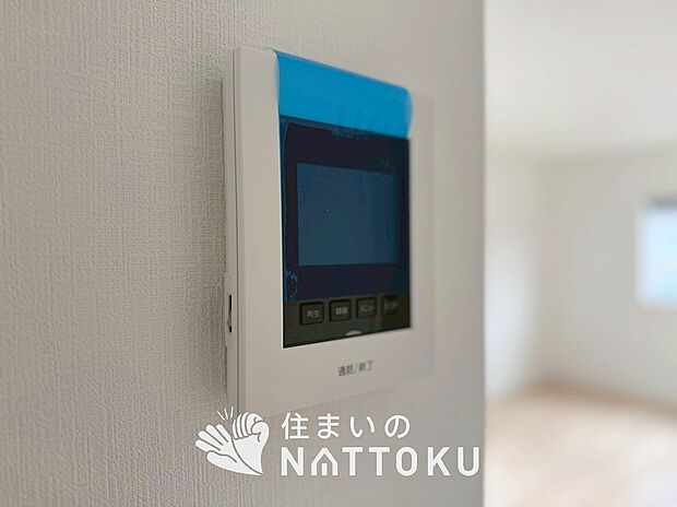 【TVモニター付インターホン】手放し通話ができ、送話表示灯で送話・受話状態が確認できます。
映像と音声で玄関先の様子をチェックできるモニター機能や、夜間の訪問者の顔も確認できるLEDライトを装備しています。