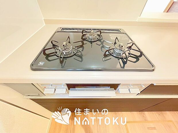 【ビルトインコンロ】フラットな構造で清掃性が高く、過熱防止センサー付3口タイプで日頃の家事も快適です。
