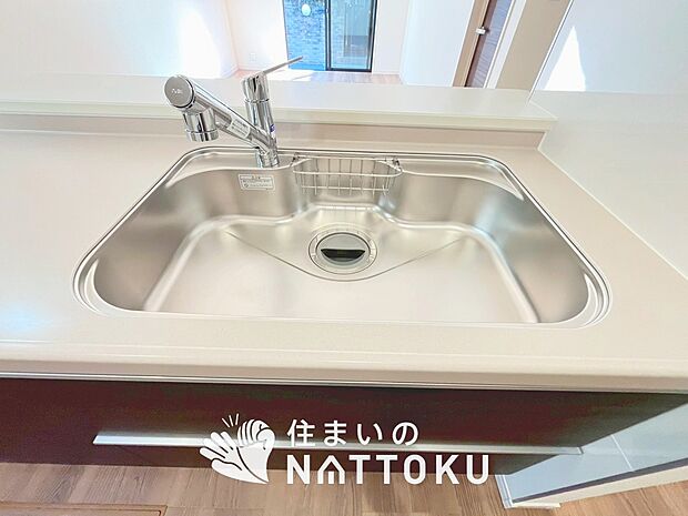 【浄水器内臓ハンドシャワー付シンク】傷や汚れが付きにくい静音仕様の全面エンボス加工シンク。
また、蛇口の先端に浄水器を内蔵。浄水シャワーが使える毎分4リットルのたっぷり浄水。