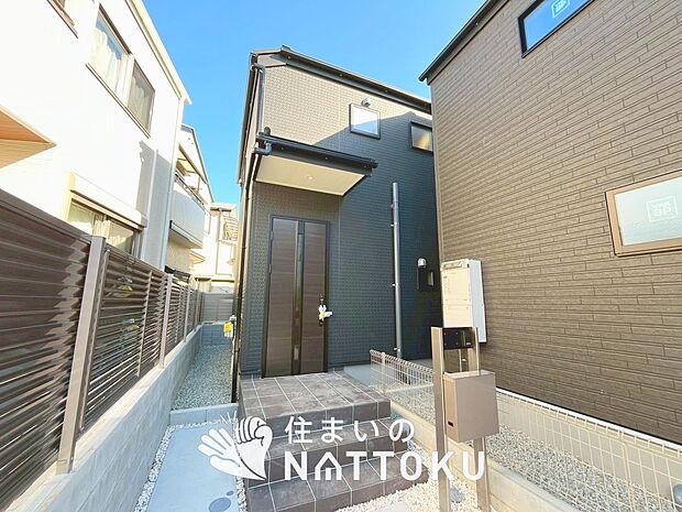 【現地写真(外観)【2号地】】軽くて火災に強い屋根材を採用し、地震時の建物への負担や揺れを軽減しています。