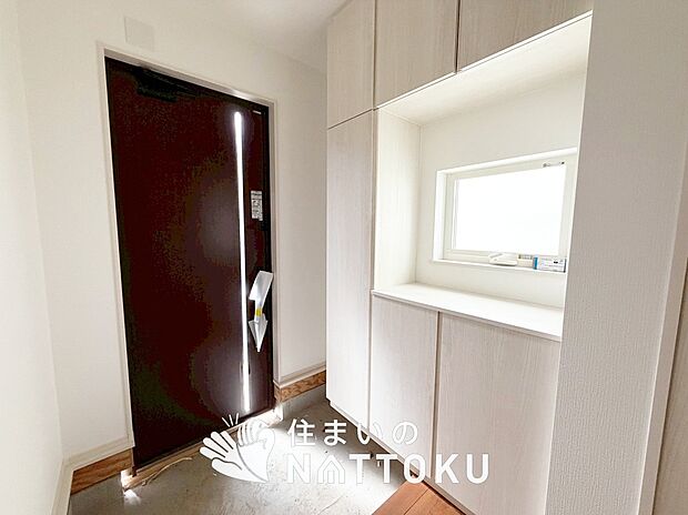 【現地写真(玄関)】玄関には、大型のシューズ収納を設置しています。