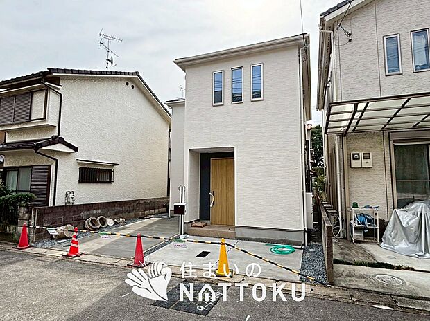 【現地写真(外観)】軽くて火災に強い屋根材を採用し、地震時の建物への負担や揺れを軽減しています。