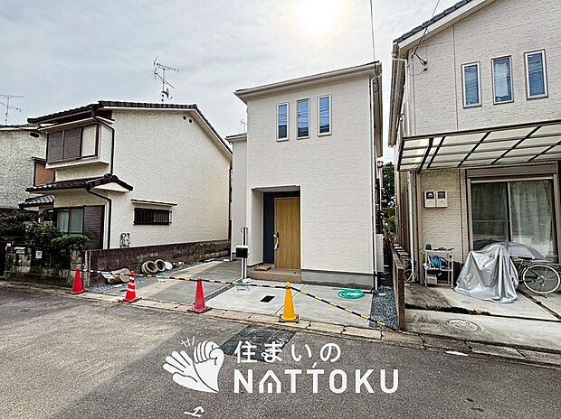 【現地写真(前道含む外観)】高い断熱性能があり、防湿性能の高いフィルム付属で壁内の結露対策をしています。