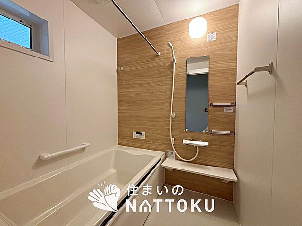 【現地写真(浴室)】浴室暖房乾燥機付き。1坪タイプで広々です。