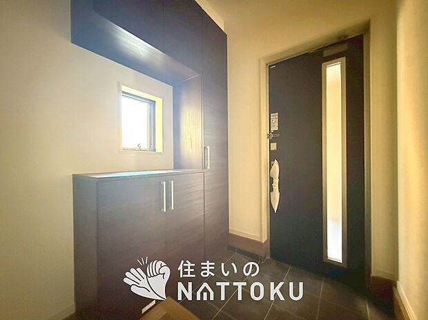【現地写真(玄関)】玄関には、大型のシューズ収納を設置しています。