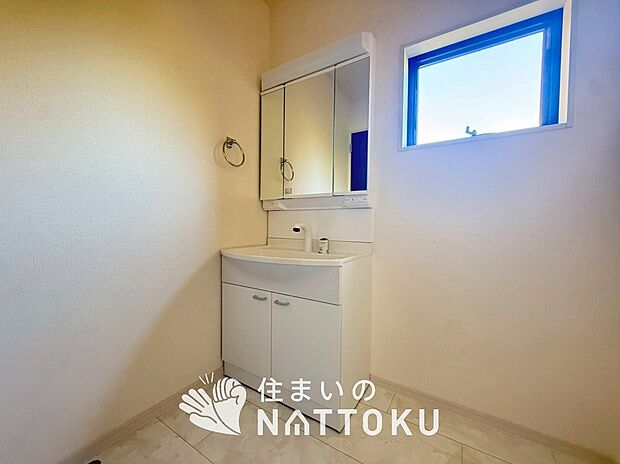 【洗面台・洗面所】鏡の両サイドは、必要なものを取出しやすく、大きな鏡面で朝の準備も快適。
使いやすいリフトアップ機能付きのシングルレバーシャワー水栓付です。