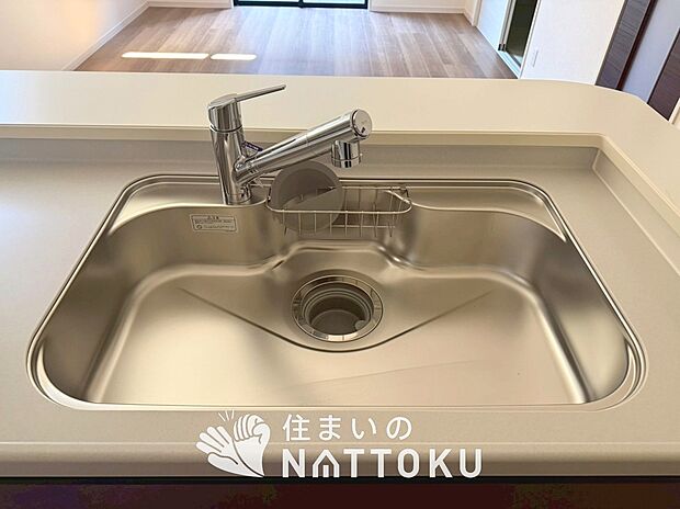 【浄水器内臓ハンドシャワー付シンク】傷や汚れが付きにくい静音仕様の全面エンボス加工シンク。
また、蛇口の先端に浄水器を内蔵。浄水シャワーが使える毎分4リットルのたっぷり浄水。