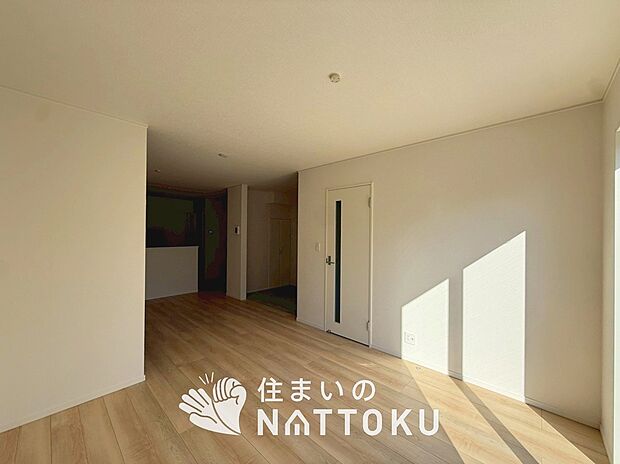 【現地写真(リビング)】フローリング材には、木目、色調など木材特有の風合いがあり、ナチュラルな美しさになっています。