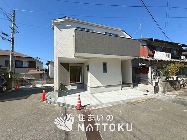 【現地写真(外観)】雨で汚れを落とし、耐久性・耐候性に優れた外壁を使用しています。