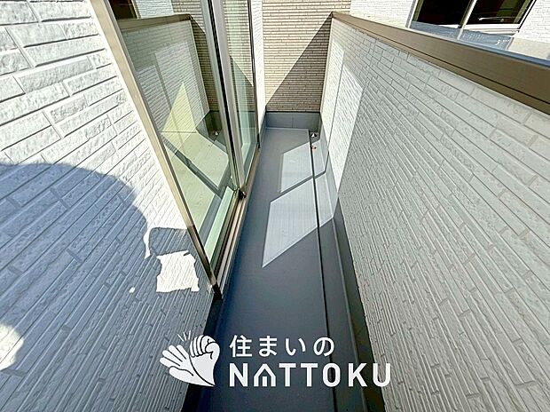 【バルコニー】奥行きが広く、洗濯物をゆったりと干せる十分な広さで、家族の洗濯も捗ります。