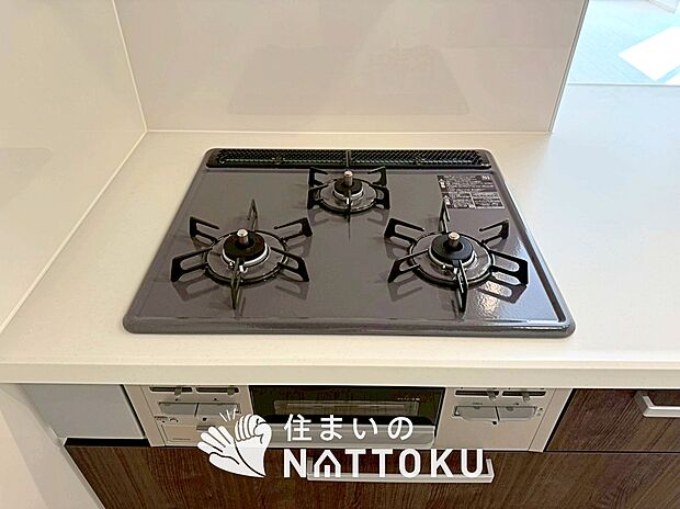 【ビルトインコンロ】フラットな構造で清掃性が高く、過熱防止センサー付3口タイプで日頃の家事も快適です。