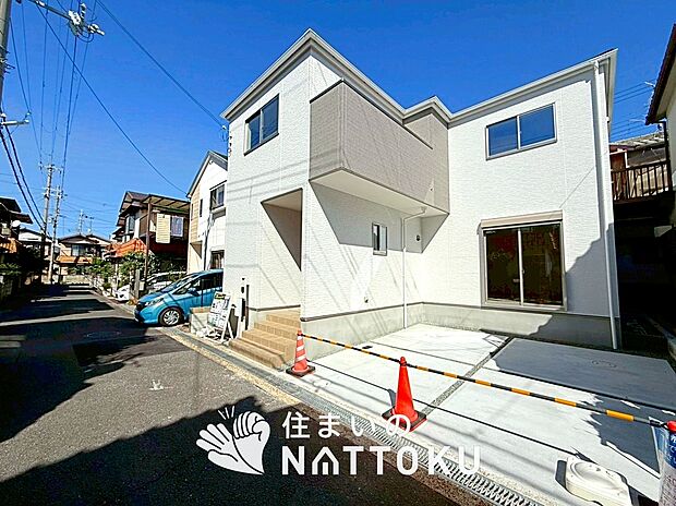 【現地写真(前道含む外観)】お引渡し後も無償の定期点検を行っており、暮らしの安心をお届けしています。