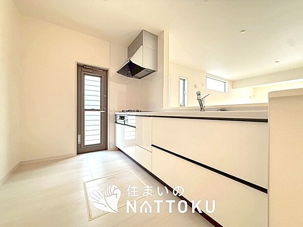 【現地写真(キッチン)】収納たっぷりのシステムキッチン、浄水器付水栓を標準装備しています。