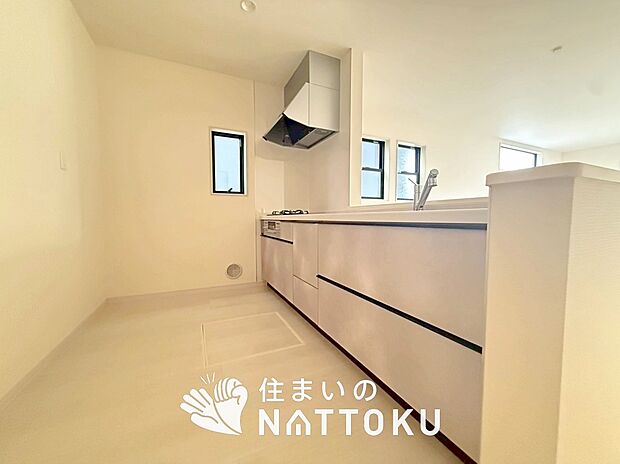 【現地写真(キッチン)】収納たっぷりのシステムキッチン、浄水器付水栓を標準装備しています。