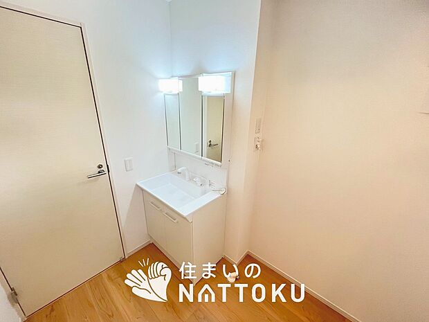 【洗面台・洗面所】鏡の両サイドは、必要なものを取出しやすく、大きな鏡面で朝の準備も快適。
使いやすいリフトアップ機能付きのシングルレバーシャワー水栓付です。
