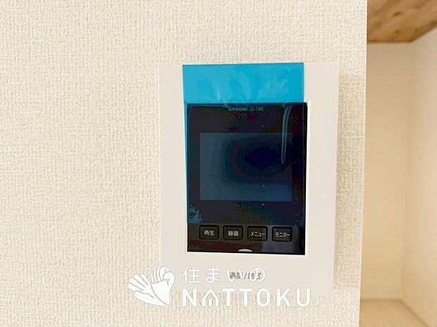 【TVモニター付インターホン】手放し通話ができ、送話表示灯で送話・受話状態が確認できます。
映像と音声で玄関先の様子をチェックできるモニター機能や、夜間の訪問者の顔も確認できるLEDライトを装備しています。