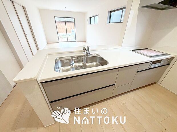 【現地写真(キッチン)】収納たっぷりのシステムキッチン、浄水器付水栓を標準装備しています。