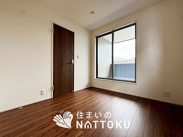 【現地写真(寝室)】木目の美しさを際立たせるシンプルデザインの建具を使用しています。