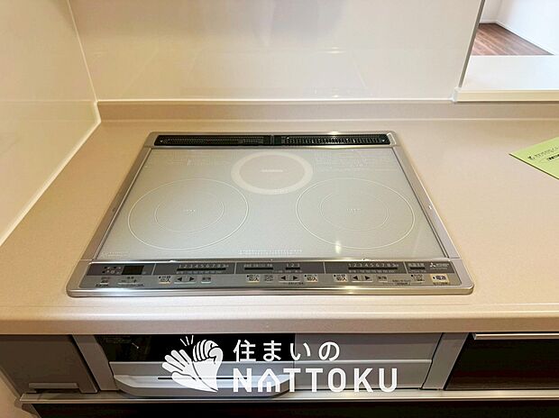 【ビルトインコンロ】フラットな構造で清掃性が高く、過熱防止センサー付3口タイプで日頃の家事も快適です。