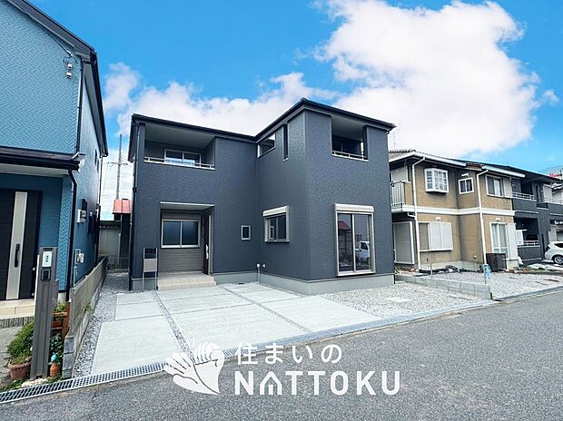 【現地写真(前道含む外観)】断熱性、気密性を高める工夫で一年中ずっと心地よく暮らせる、高気密・高断熱です。