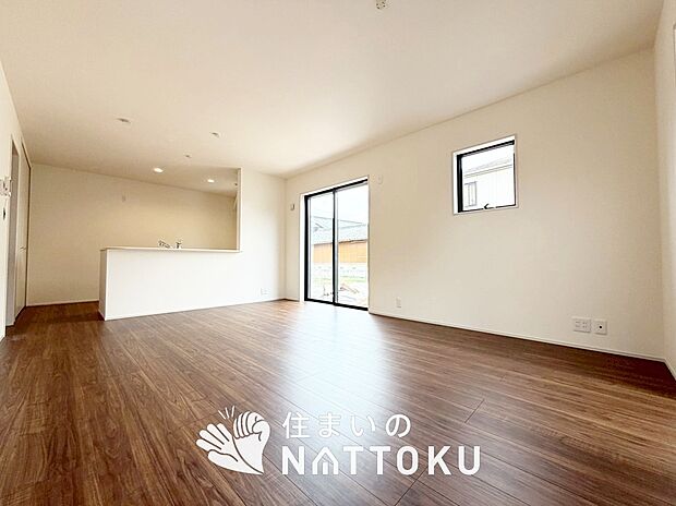 【現地写真(リビング)】フローリング材には、木目、色調など木材特有の風合いがあり、ナチュラルな美しさになっています。