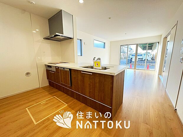 【現地写真(キッチン)】収納たっぷりのシステムキッチン、浄水器付水栓を標準装備しています。