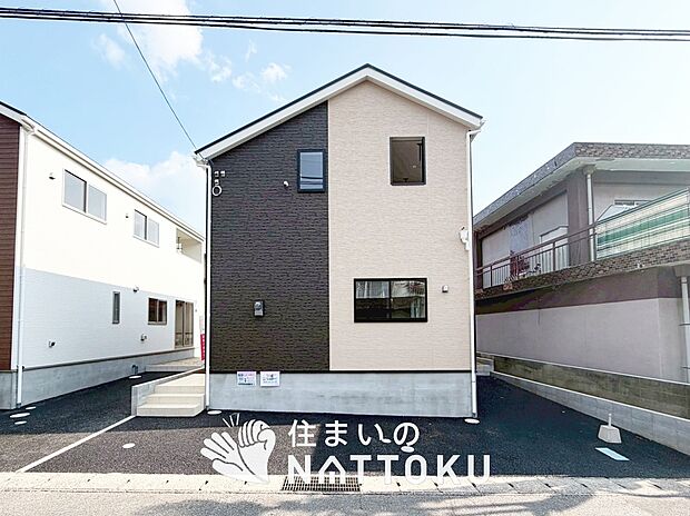 【現地写真(外観)【2号地】】軽くて火災に強い屋根材を採用し、地震時の建物への負担や揺れを軽減しています。