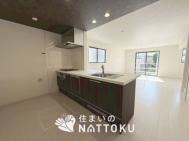 【現地写真(キッチン)】収納たっぷりのシステムキッチン、浄水器付水栓を標準装備しています。