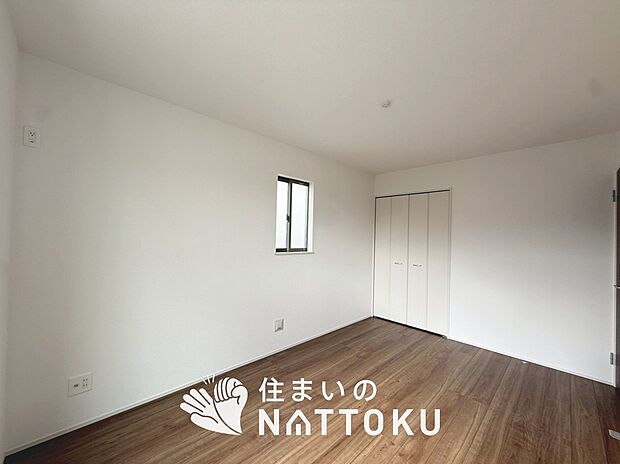 【現地写真(寝室)】木目の美しさを際立たせるシンプルデザインの建具を使用しています。