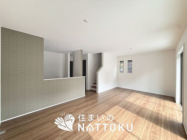 【現地写真(リビング)】フローリング材には、木目、色調など木材特有の風合いがあり、ナチュラルな美しさになっています。