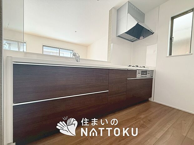 【現地写真(キッチン)】収納たっぷりのシステムキッチン、浄水器付水栓を標準装備しています。