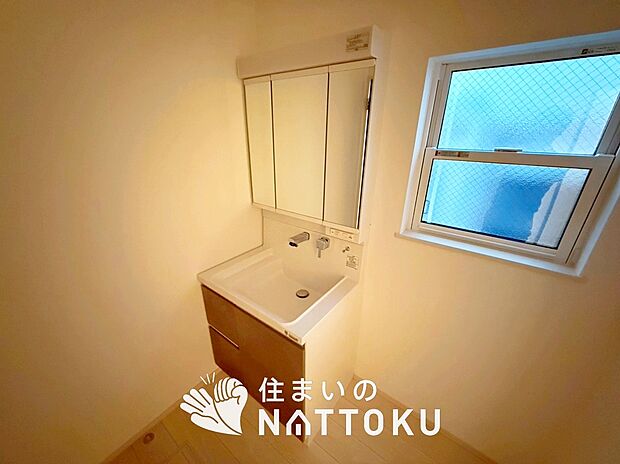 【洗面台・洗面所】鏡の両サイドは、必要なものを取出しやすく、大きな鏡面で朝の準備も快適。
使いやすいリフトアップ機能付きのシングルレバーシャワー水栓付です。