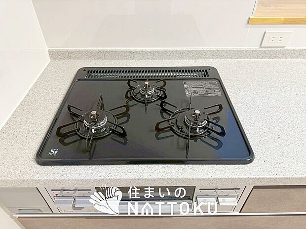 【ビルトインコンロ】フラットな構造で清掃性が高く、過熱防止センサー付3口タイプで日頃の家事も快適です。