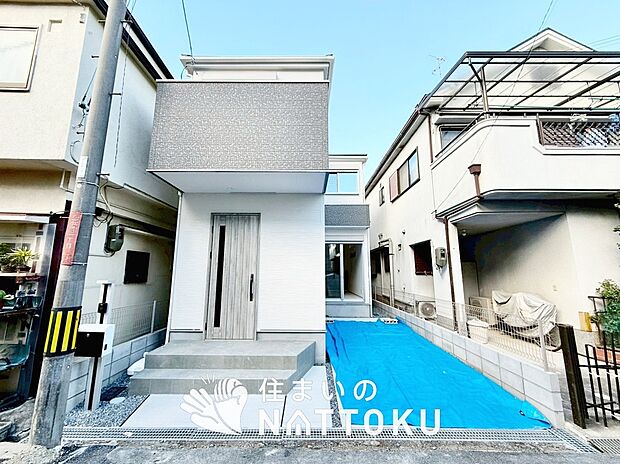 【現地写真(外観)】雨で汚れを落とし、耐久性・耐候性に優れた外壁を使用しています。