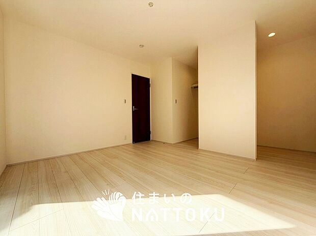 【現地写真(寝室)】木目の美しさを際立たせるシンプルデザインの建具を使用しています。